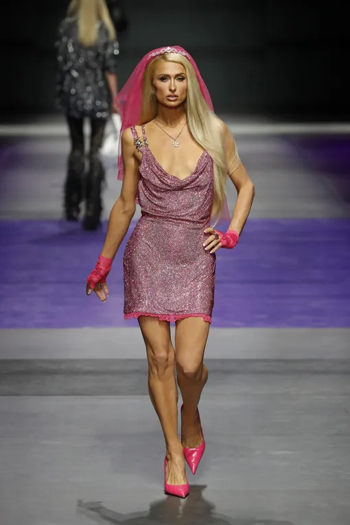 Пэрис Хилтон на показе Versace весна-лето 2023