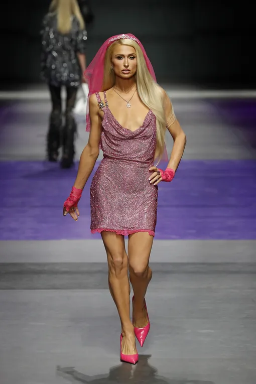 Пэрис Хилтон на показе Versace весна-лето 2023 Пэрис Хилтон на показе Versace весна-лето 2023