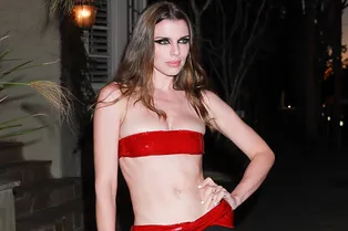 Королева микротопов и низкой посадки: Джулия Фокс не устает поражать нас новыми откровенными образами