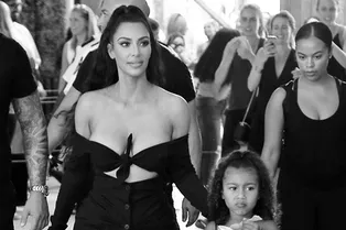 Винтажный жакет Dolce & Gabbana и велосипедки: Ким Кардашьян сочетает несочетаемое