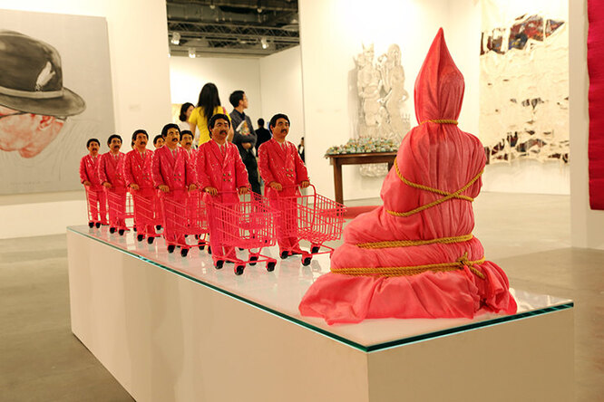 Manit Sriwanichpoom. Pink Men vs. Pink Buddha, 2007 год