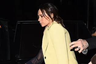 Виктория Бекхэм в костюме одного из главных оттенков сезона