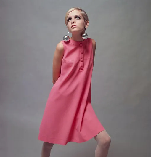 Твигги в розовом платье трапециевидной формы Mary Quant, 1966 год