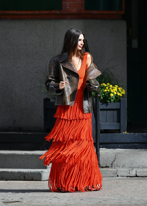 Эмили Ратаковски в красном платье Proenza Schouler и коричневой косухе Prada Эмили Ратаковски в красном платье Proenza Schouler и коричневой косухе Prada