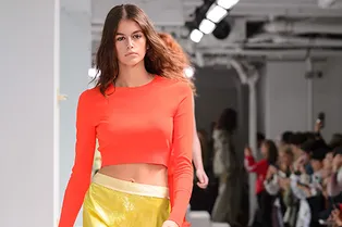 Платья-рубашки, трикотаж и сложносочиненные костюмы в коллекции Sies Marjan