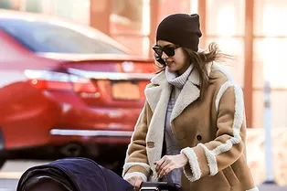 До конца зимы заправляем джинсы в сапоги и носим двубортную дубленку, как Ирина Шейк