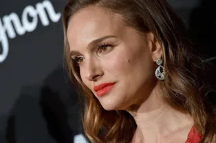 Натали Портман в сексуальном красном платье Dior