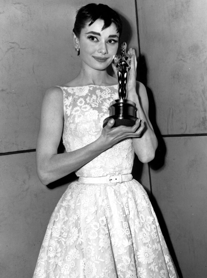 В 1952 году исполнила главную роль в фильме «Римские каникулы», за которую в следующем же году получает премию «Золотой глобус», BAFTA и «Оскар» как лучшая актриса. Впоследствии номинировалась на 'Оскар' еще четыре раза - в 1954, 1959, 1961 и 1967 годах.