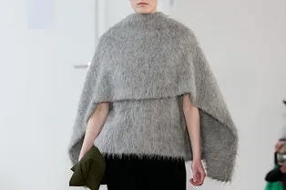 Вместо базового джемпера: свитер-пончо — главный маст-хэв на холодный сезон Вместо базового джемпера: свитер-пончо — главный маст-хэв на холодный сезон