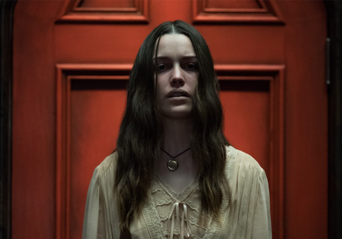 Кадр из сериала «Призрак дома на холме» Кадр из сериала «Призрак дома на холме»