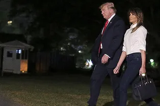 Белая рубашка и джинсы: классика в исполнении Мелании Трамп