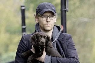 Том Хиддлстон со щенком в руках — фотография, которая точно поднимет вам настроение