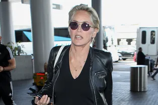 Всегда в форме: 60-летняя Шэрон Стоун в аэропорту Лос-Анджелеса