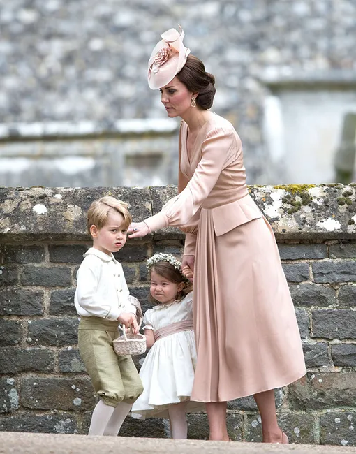 Принц Джордж, принцесса Шарлотта и Кейт Миддлтон на свадьбе Пиппы Миддлтон
