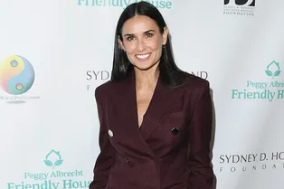 Ничего лишнего: Деми Мур в брючном костюме oversize оттенка марсала