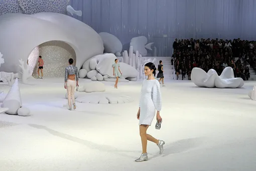 5 самых невероятных сет-дизайнов на показах Chanel 5 самых невероятных сет-дизайнов на показах Chanel