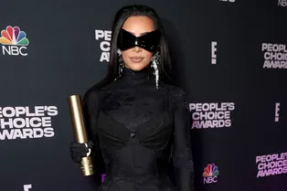 Ким Кардашьян в кружевном кэтсьюте Balenciaga и Карди Би в платье российского бренда на People's Choice Awards—2021