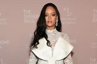 Рианна в кружевном комбинезоне с огромным бантом на Diamond Ball 2018