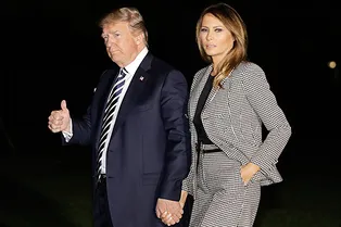 Урок делового стиля от Мелании Трамп: как не выглядеть скучно в сером костюме