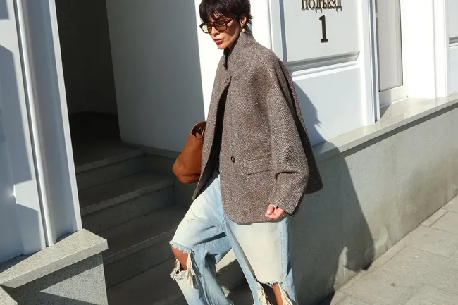 С чем носить рваные джинсы, чтобы не выглядеть старомодно