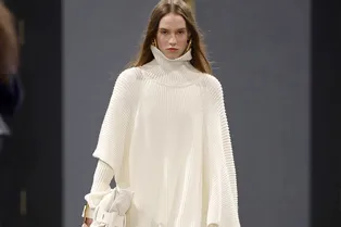 Главный стилистический прием сезона — искусство покрытых плеч Главный стилистический прием сезона — искусство покрытых плеч