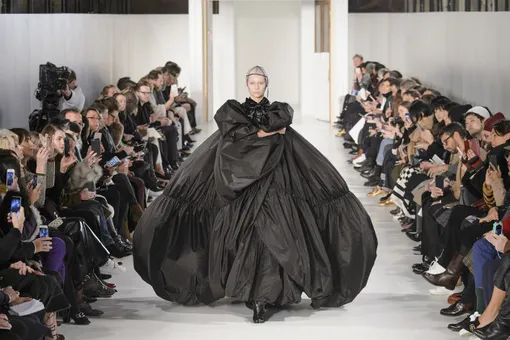Лица-аппликации в кутюрной коллекции Maison Margiela Лица-аппликации в кутюрной коллекции Maison Margiela
