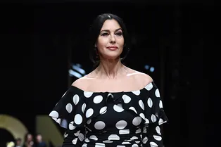 Моника Беллуччи, Карла Бруни и Хелена Кристенсен затмили молодых моделей на красочном шоу Dolce & Gabbana