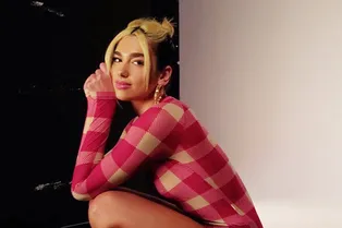 Дуа Липа в боди и с голыми ногами анонсировала премьеру клипа