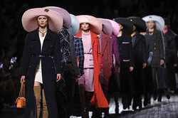 Шляпа с широкими полями и твидовое пальто — самое модное сочетание осени в коллекции Chanel