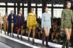Короткое пальто-кокон и «рыбацкие» ботфорты — самое модное комбо из новой коллекции Gucci
