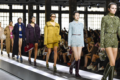 Короткое пальто-кокон и «рыбацкие» ботфорты — самое модное комбо из новой коллекции Gucci