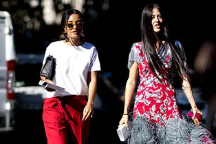 Розовые брюки, цветочные жакеты, бусы из ракушек и много желтого на улицах Милана