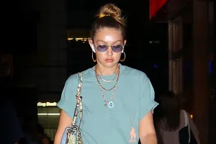 Лаковые ботильоны превратят самый скучный образ в модный: Джиджи Хадид в Нью-Йорке