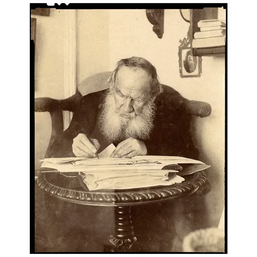 Лев Толстой за работй в кабинете своего яснополянского дома, 1909 год