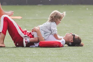 Семейный день супермодели: Ирина Шейк на прогулке с дочкой Леей