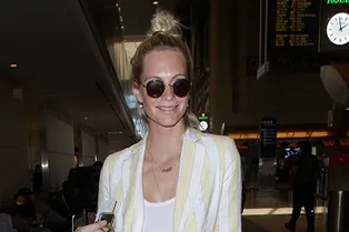 Как одеться в самолет: Поппи Делевинь в белом жакете в желтую полоску и джинсах скинни