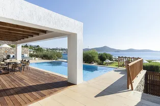 Как выглядит отдых мечты: вилла с личным бассейном и садами на лучшем пляже Греции