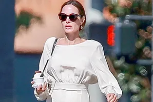 Леди в белом: Анджелина Джоли в белоснежном платье в пол