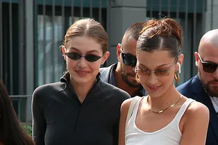 Между показами: Белла и Джиджи в простых повседневных образах в Милане