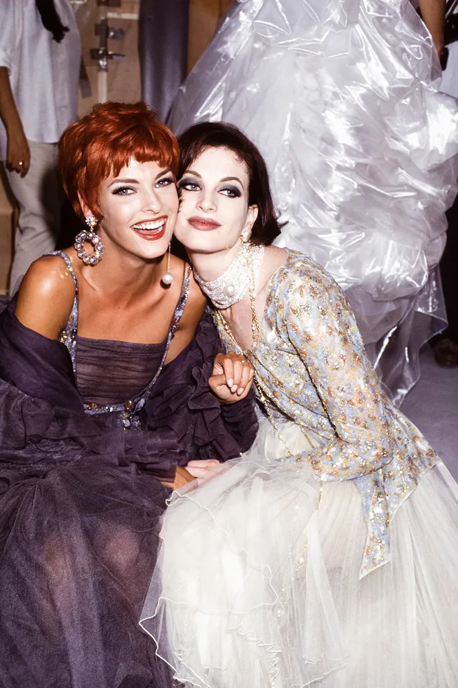 Линда Евангелиста и Кристен Макменами на показе Chanel Haute Couture осень-зима 1991/92