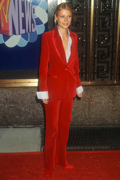Гвинет Пэлтроу в костюме Versace на MTV Video Music Awards, 1996 год Гвинет Пэлтроу в костюме Versace на MTV Video Music Awards, 1996 год