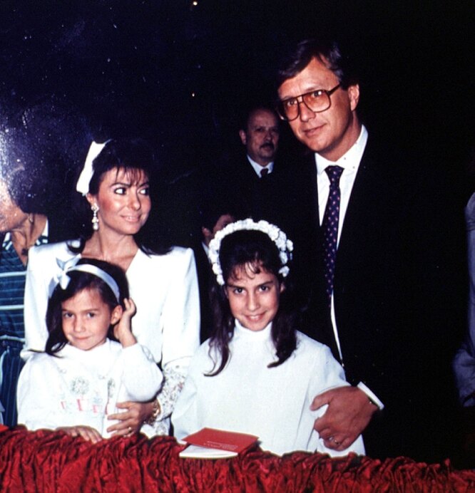 Маурицио Гуччи и Патриция Реджани с дочерьми, 1973