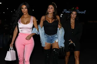 Розовый больше не для Барби: Ким Кардашьян появилась в откровенном тотал-луке нежного цвета