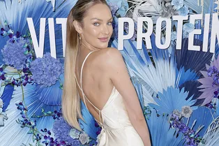 Ничего лишнего: Кэндис Свейнпол в платье-сорочке молочного цвета