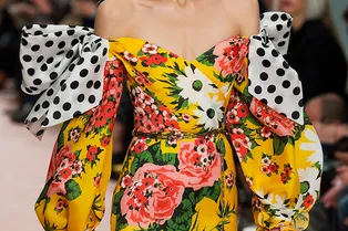 15 самых красивых цветочных платьев из весенних коллекций