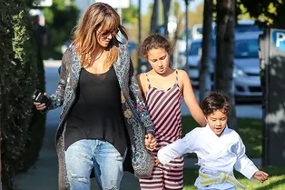 Сына Холли Берри раскритиковали за обувь на шпильках. Звездная мама ответила