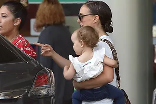 В скинни и с сумкой Dior: Натали Портман с дочкой Амалией