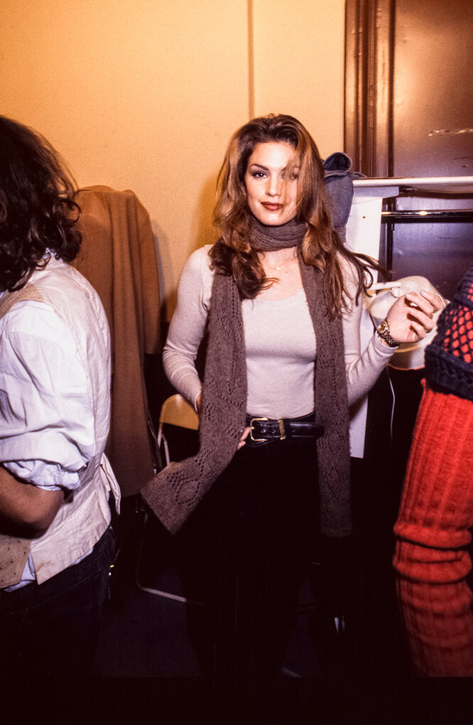 Синди Кроуфорд во время бэкстейджа, 1993 год
