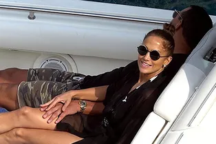 Дженнифер Лопез в «звездном» купальнике и прозрачном платье на Капри