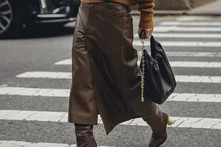 9 модных юбок, которые отлично смотрятся с высокими сапогами